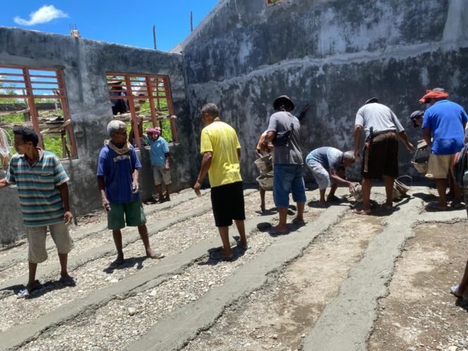 
					Semangat Gotong Royong, Warga dan Satgas TMMD Ke-123 Mengerjakan Lantai Ruang Kelas Baru SDN Lanaus.
