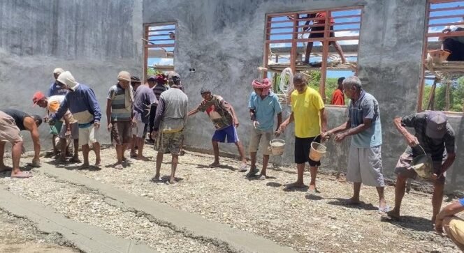 
					Gotong Royong Tanpa Henti! Satgas TMMD Dan Warga Kerjakan Lantai Ruang Kelas SDN Lanaus.