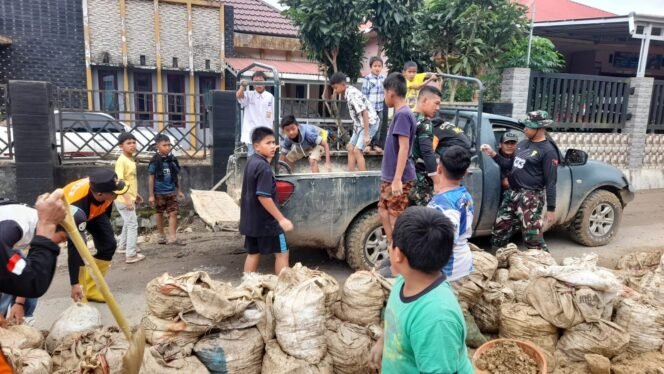 
					Antusias Anak-anak Membantu Anggota Satgas TMMD Melansir Sirtu.