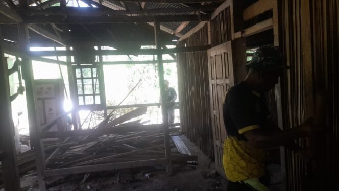 
					Wujud Nyata Kemanunggalan TNI-Rakyat, Satgas TMMD Ke-123 Bedah Rumah Warga Desa Lanaus.