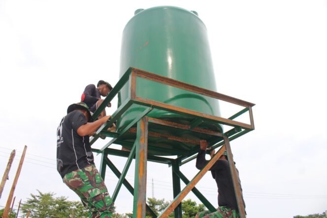 
					Satgas TMMD Kodim 1311/Morowali Berjuang Angkat Tandon ke Atas Penyangga