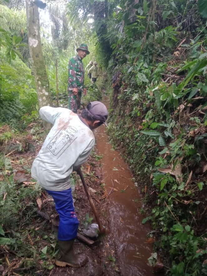 
					Babinsa Desa Mengani Gotong Royong Bersama Warga Bersihkan Saluran Irigasi