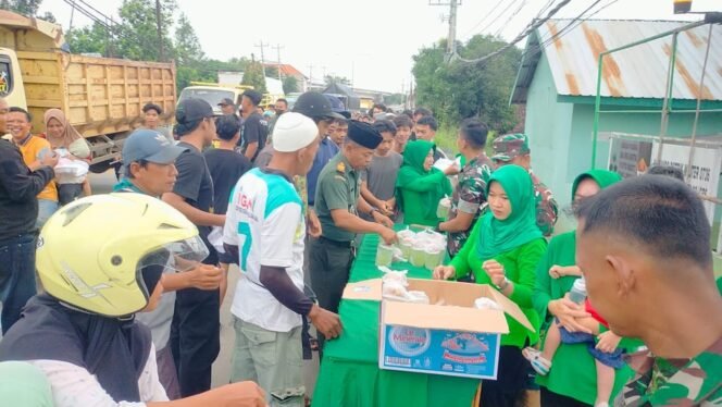 
					Koramil 03/Gringsing, Indahnya Berbagi Takjil di Bulan Ramadhan