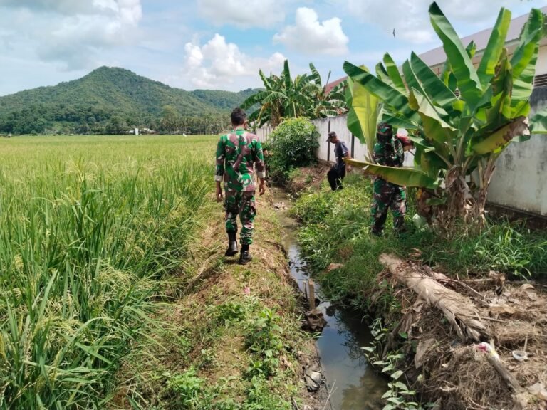 Koramil 02/Suli Bersama Warga Bersihkan Saluran Irigasi, Perkuat Gotong Royong