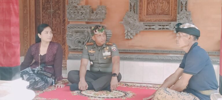 Dandim 1626/Bangli Beserta Jajaran Melayat dan Serahkan Santunan kepada Keluarga Alm. Sertu Wayan Ardana