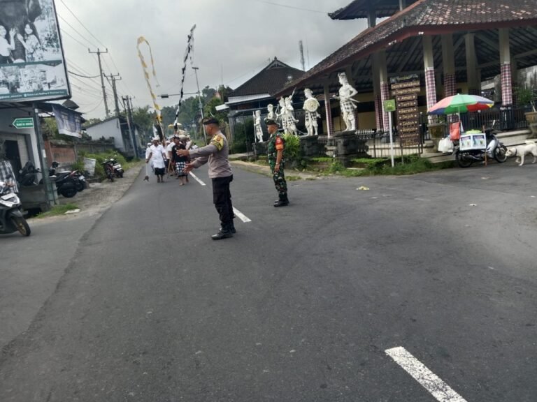 Kawal Pengabenan, Babinsa Semarapura Kaja Prioritaskan Pada Pengaturan Lalu Lintas