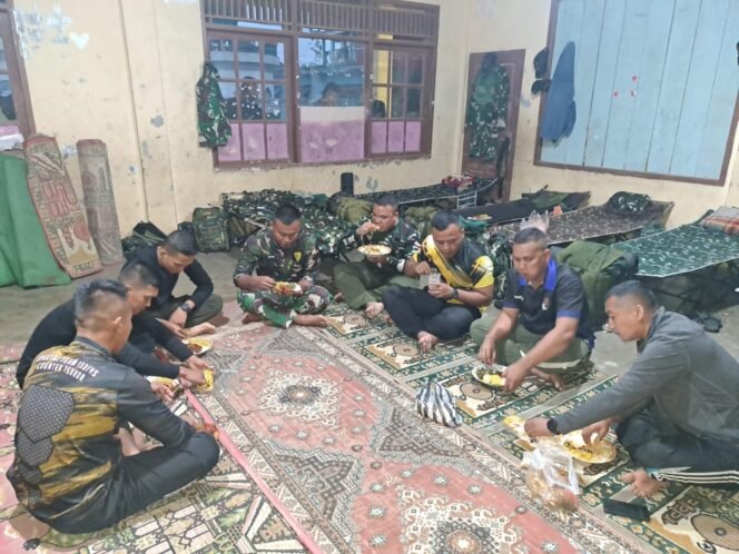 
Keakraban Satgas TMMD Ke-123 Berbuka Bersama di Rumah lbu May .