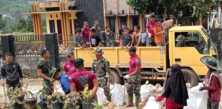 Keseruan Anak-Anak di Lokasi TMMD: Bermain di Atas Truk Sambil Bantu Satgas TNI