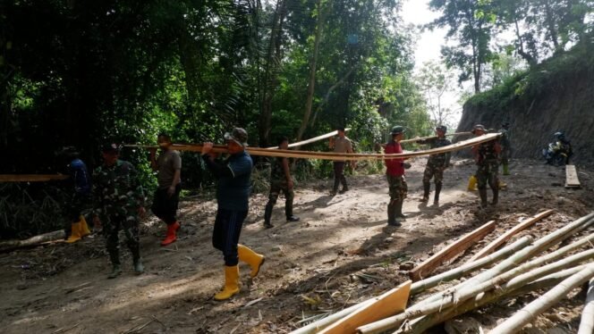
					Sinergitas TNI-Polri Terlihat Kuat dalam TMMD ke-123 Kodim 1424/Sinjai di Desa Lamatti Riawang