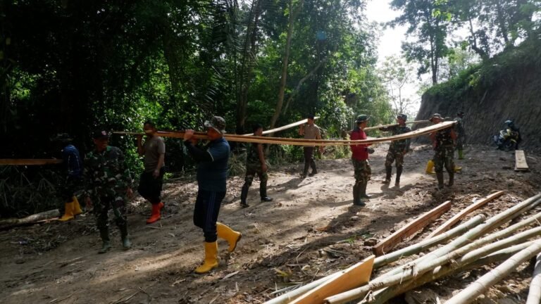 Sinergitas TNI-Polri Terlihat Kuat dalam TMMD ke-123 Kodim 1424/Sinjai di Desa Lamatti Riawang