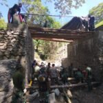 Manfaatkan Kayu Sekitar, Satgas TMMD ke-123 Kodim 1424/Sinjai Bahu-Membahu Pasang Penopang Cor Lantai Jembatan