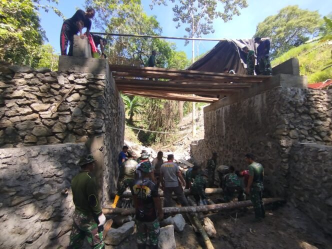 
					Manfaatkan Kayu Sekitar, Satgas TMMD ke-123 Kodim 1424/Sinjai Bahu-Membahu Pasang Penopang Cor Lantai Jembatan