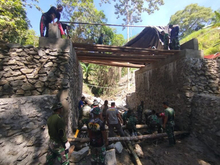 Manfaatkan Kayu Sekitar, Satgas TMMD ke-123 Kodim 1424/Sinjai Bahu-Membahu Pasang Penopang Cor Lantai Jembatan