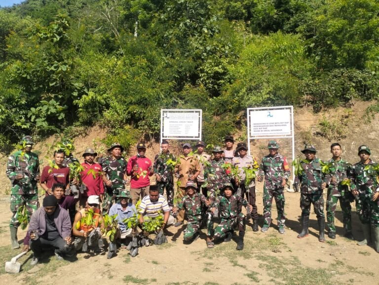 Satgas TMMD Ke-123 Kodim 1628/Sumbawa Barat Melaksanakan Penanaman Pohon Bersama Masyarakat Desa Batu Putih.