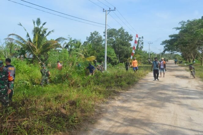 
					TNI dan Polri Kompak Rapikan Jalan Desa Nibung dalam TMMD Ke-123 Kodim 1014/Pbn