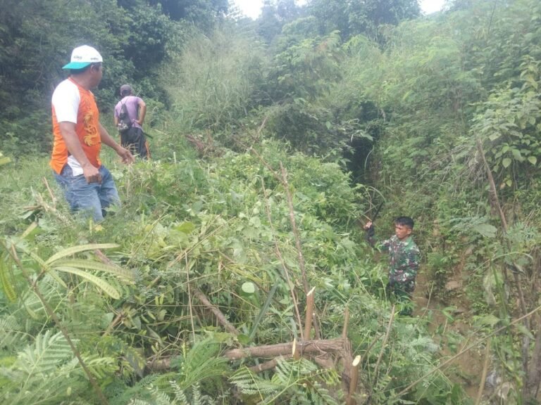 Personel Koramil 1403-03/Belopa dan Warga Gotong Royong Bersihkan Parit dan Semak di Desa Bonelemo Utara