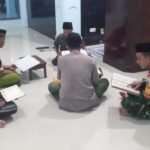Wujud Kedekatan dengan Masyarakat, Babinsa Gesang Ikuti Tadarusan