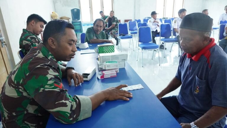 Tim Medis Satgas TMMD Kodim 1311/Morowali Berikan Pelayanan Kesehatan Gratis untuk Warga