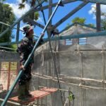 Wujudkan Sekolah Nyaman, Satgas TMMD Ke-123 Percepat Pemasangan Atap SDN Lanaus