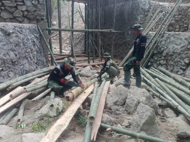 
Personel Satgas TMMD ke-123 Kodim 1424/Sinjai Gunakan Alat Tradisional untuk Memotong Bambu sebagai Penopang Jembatan