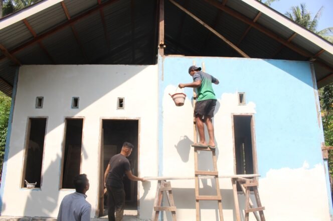 
Pengecatan Dinding RTLH, Satgas TMMD Kodim 1311/Morowali Semakin Dekat dengan Penyelesaian