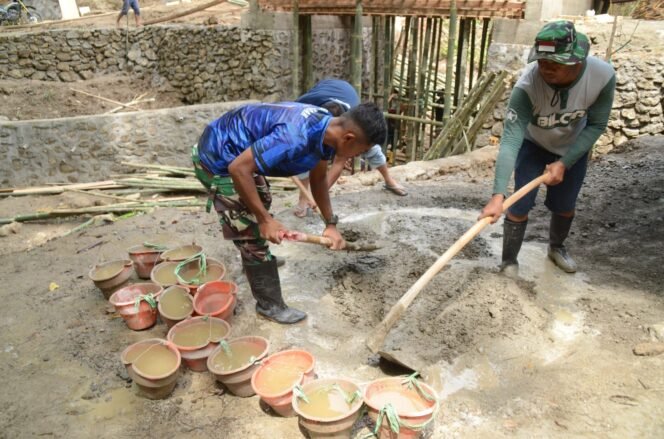 
					Tak Kenal Lelah, Personel Satgas TMMD ke-123 Kodim 1424/Sinjai Aduk Semen untuk Pembangunan Jembatan