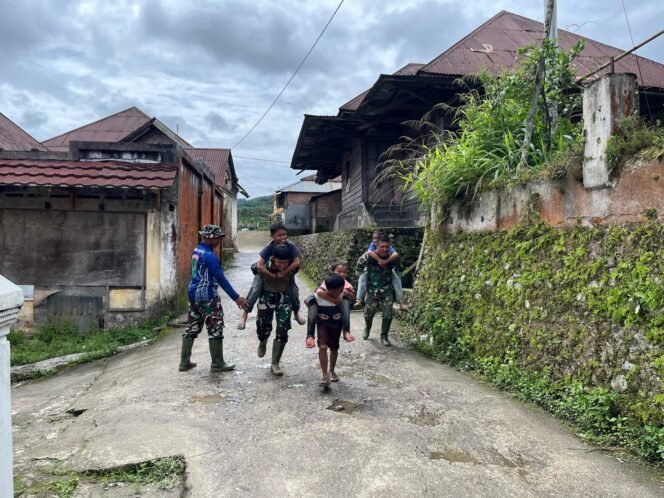 
					Keakraban Anggota Satgas TMMD Ke-123 Kodim 0304/Agam Bersama Anak-Anak