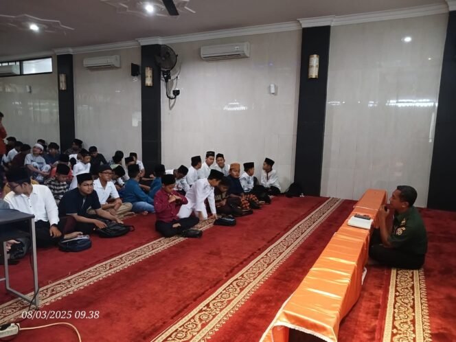 
					Pa Sandi Kodim Klungkung Beri Wasbang Di Acara Pesantren Ramadhan