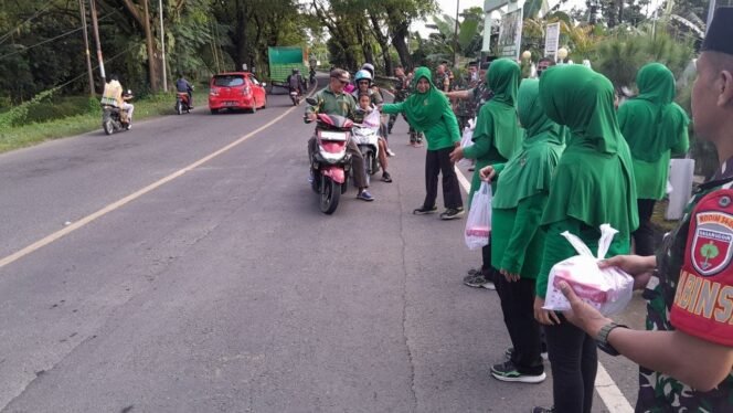 
					Jelang Buka Puasa, Anggota Koramil 08 Bontonompo Bersama Ibu Persit Berbagi Takjil