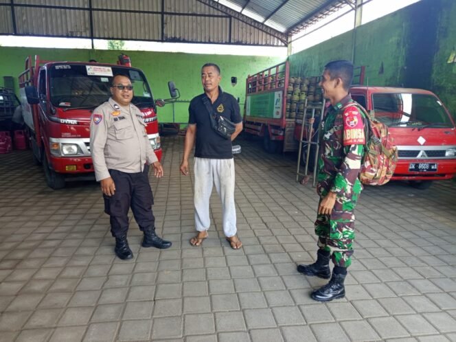 
					Babinsa Koramil 1626-02/Susut Melakukan Pengecekan Pangkalan Gas LPG 3 Kg Yang Berada di Wilayah