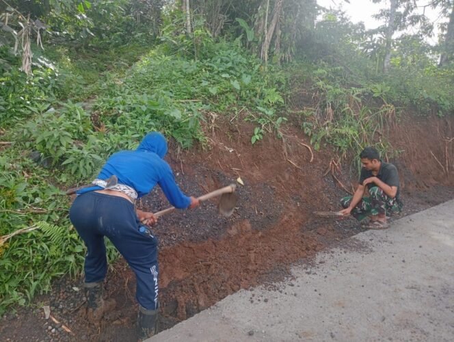 
					Antisipasi Kerusakan Jalan, Satgas TMMD Kodim 1619/Tabanan Bangun Saluran Drainase
