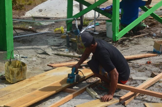 
Satgas TMMD Ke – 123 Kebut Pengerjaan Pasang Kusen Pintu MCK