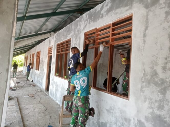 
					Demi Ketahanan Bangunan, Satgas TMMD Perhatikan Detail Pengecatan Kusen SDN Lanaus.