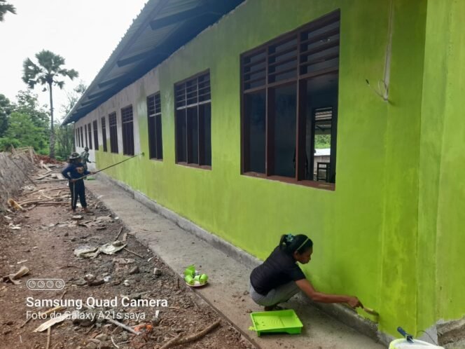 
					Pengecatan Gedung SDN Lanaus Dikebut, Satgas TMMD dan Warga Kerja Tanpa Henti.