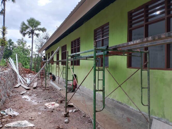 
Progres 75%! Pengecatan SDN Lanaus Dikebut Demi Sekolah yang Lebih Baik.