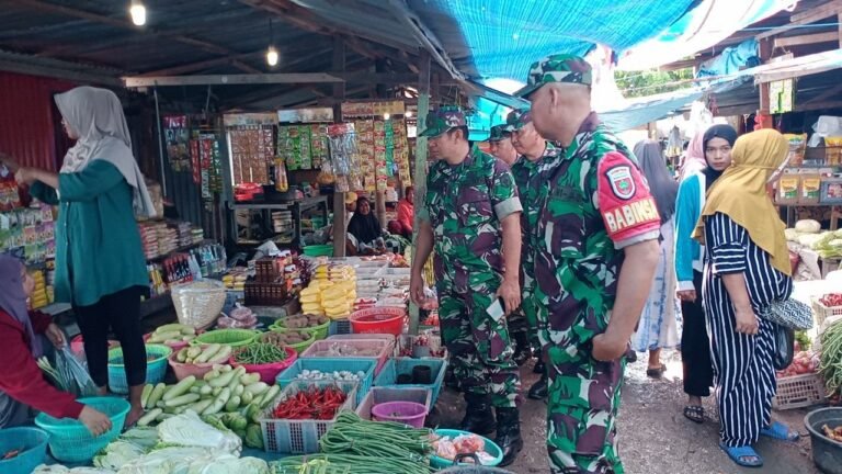 Danramil 03/Tamalatea Bersama Anggota Cek Harga Sembako di Pasar, Pastikan Harga Stabil Selama Bulan Ramadhan