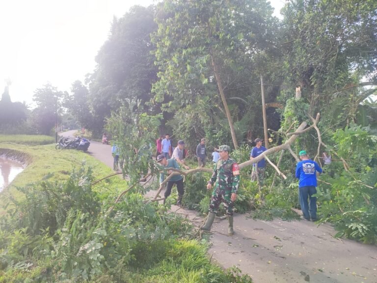 Babinsa Koramil 06/Bajeng Semangat Kerja Bakti Bersama Warga