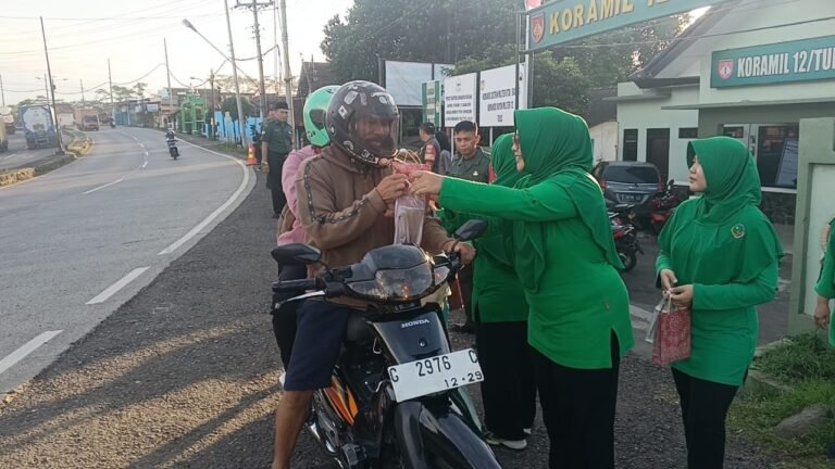 Berkah Ramadhan Koramil 12/Tulis Berbagi Tajil Untuk Berbuka Puasa