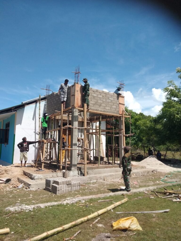 Anggota Satgas TMMD Kodim 1601/Sumba Timur dan Warga Pasang Batako Menara Gereja