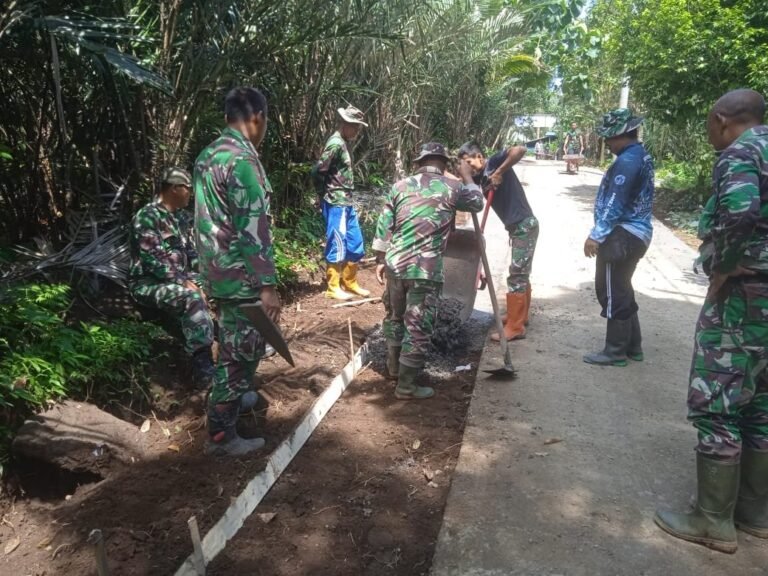 Dan SSK TMMD ke-123 Kodim Tabanan Bersama Anggota dan Warga Bahu-Membahu Lanjutkan Betonisasi Jalan