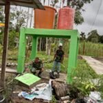 Progres Pembangunan Sumur Bor, Personel Kodim 0314/Inhil Laksanakan Pengecatan Tugu TMMD