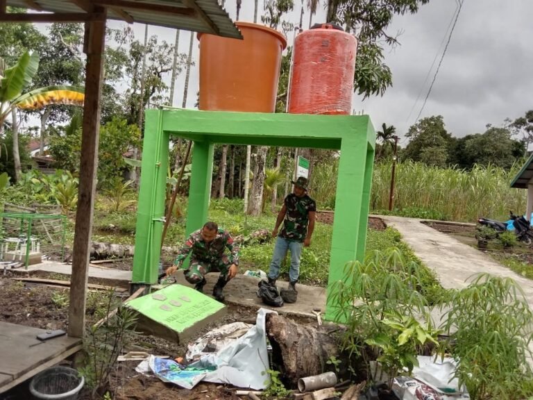 Progres Pembangunan Sumur Bor, Personel Kodim 0314/Inhil Laksanakan Pengecatan Tugu TMMD