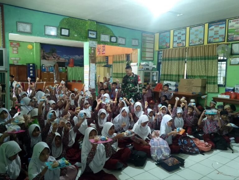 Babinsa Maros Pantau Aktivitas Makan Bergizi Gratis di Sekolah