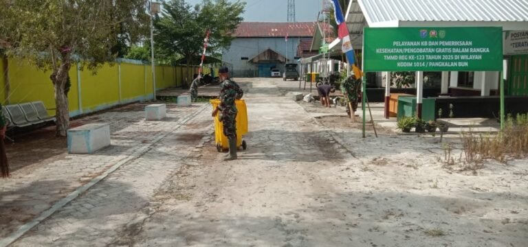 Jaga Kenyamanan Warga, Satgas TMMD Bersihkan Area Posko Pelayanan Kesehatan