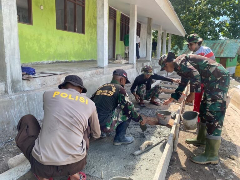 Satgas TMMD dan Warga Kompak Selesaikan Halaman SDN Lanaus.