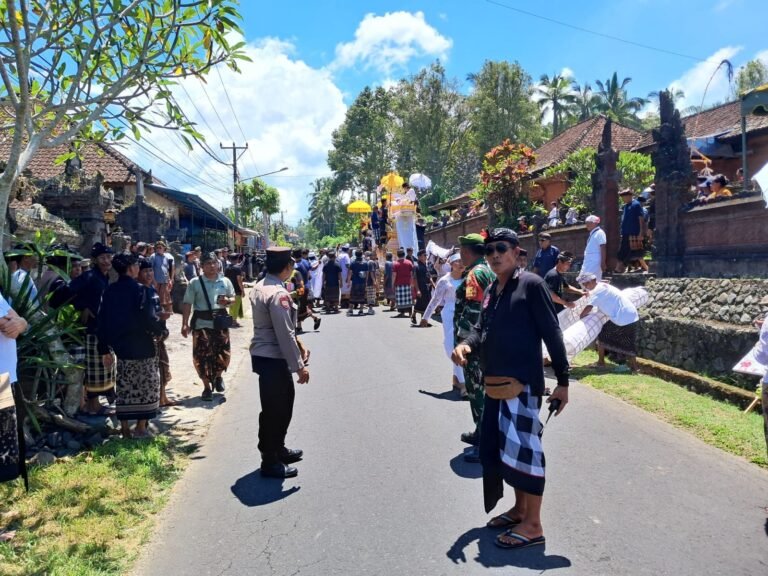 Wujud Dedikasi, Babinsa satra Dan Bungbungan Beri Pengamanan Upacara Pengabenan Di Wilbin