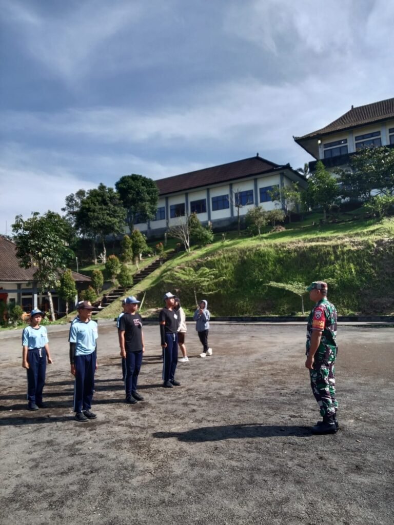 Babinsa Dausa Beri Pelatihan PBB Bagi Siswa SMKN 3 Kintamani