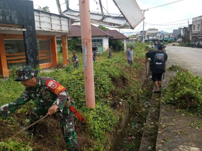 Babinsa koramil masamba Karya Bakti pembersihan saluran drainase/selokan