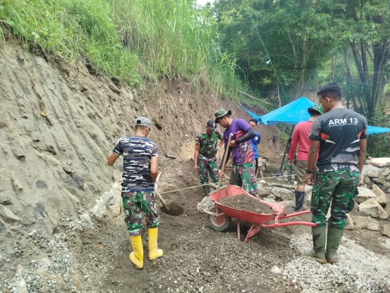 Satgas TMMD ke-123 Kodim 1424/Sinjai Bahu Membahu Bangun Jembatan di Desa Lamatti Riawang