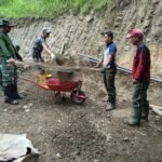 Satgas TMMD ke-123 Kodim 1424/Sinjai dengan Penuh Semangat Siapkan Material Pasir Menggunakan Alat Tradisional